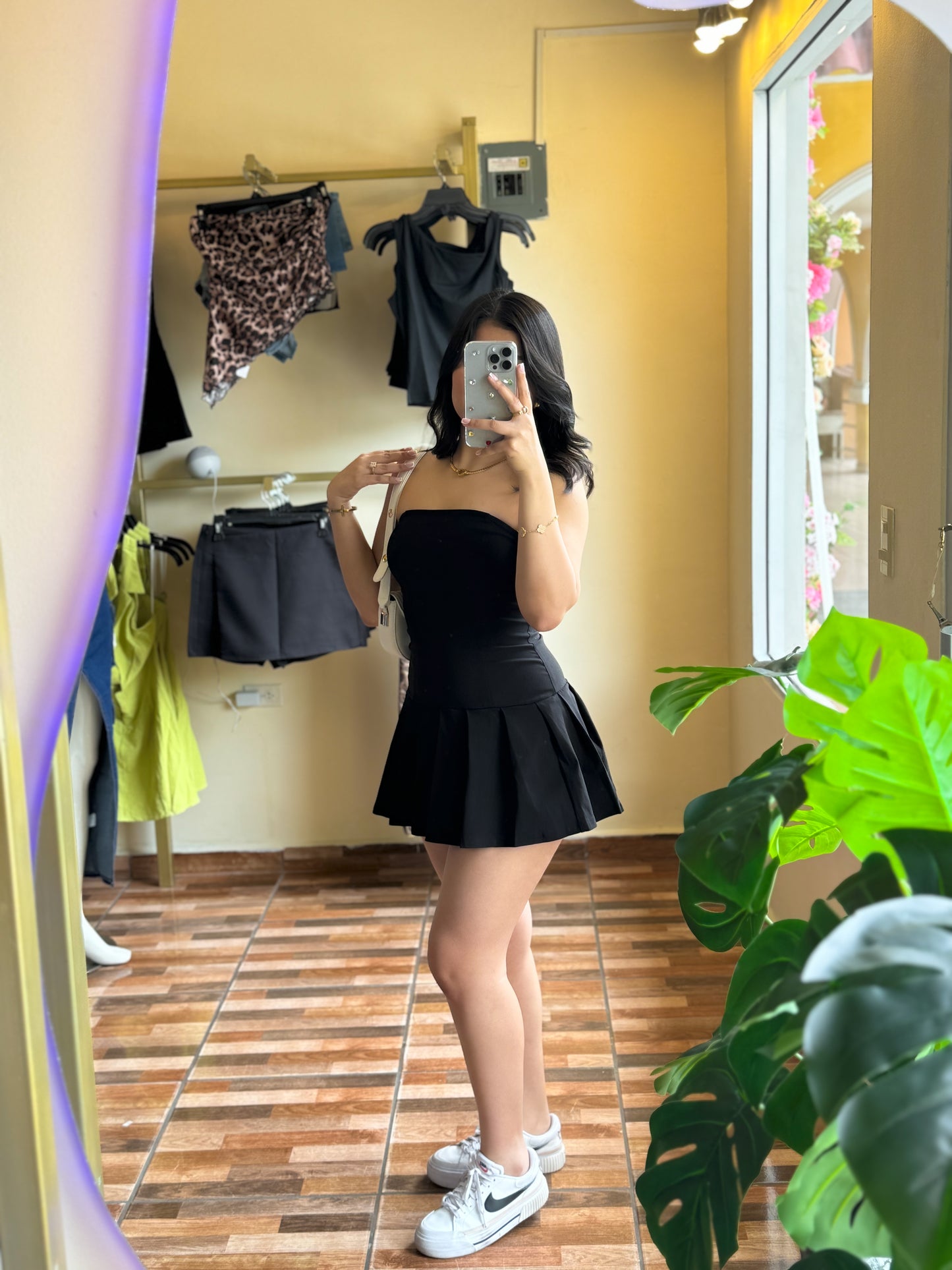 Vestido negro tubo con paletones