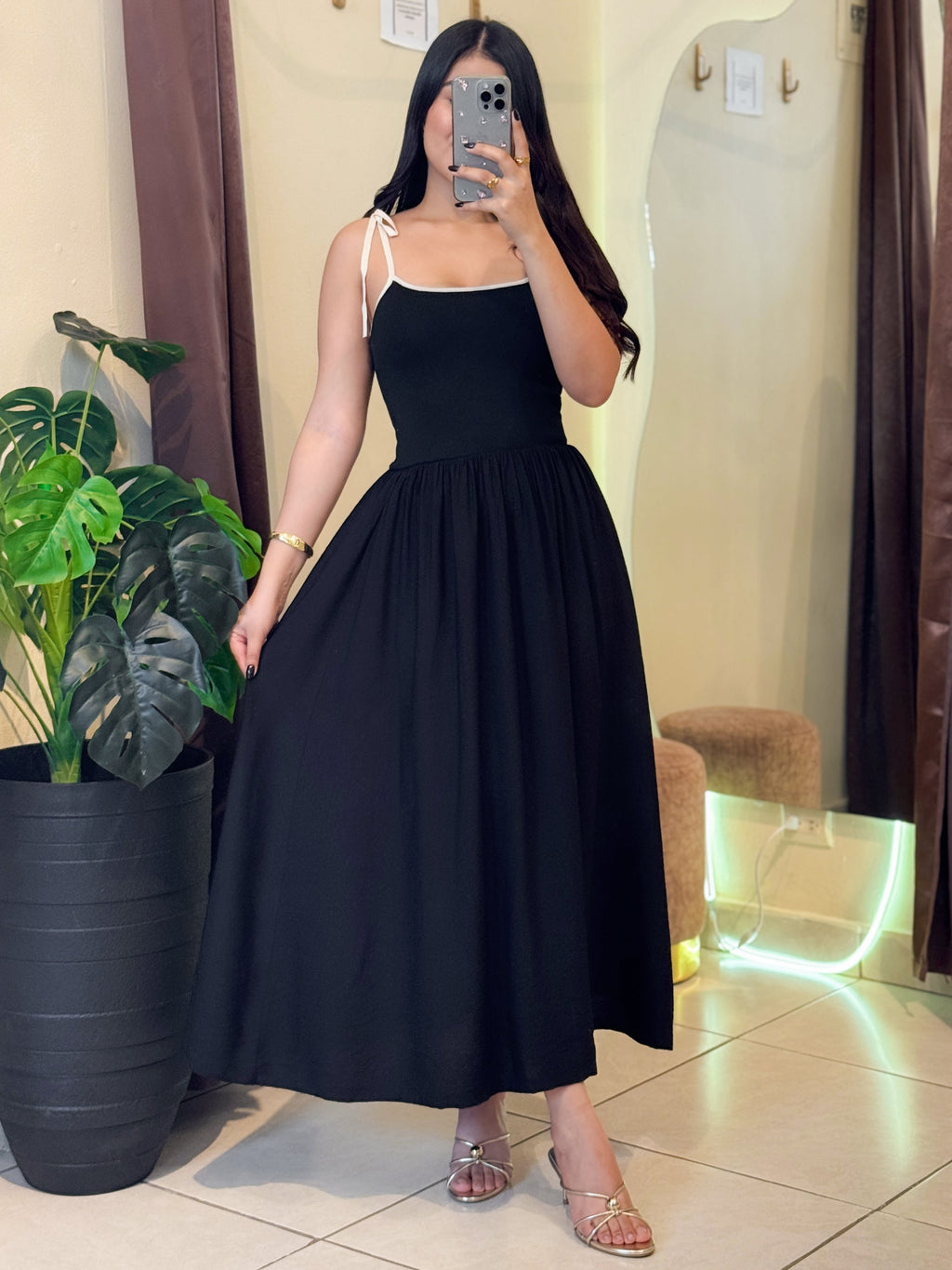 Vestido midi negro cordones blancos