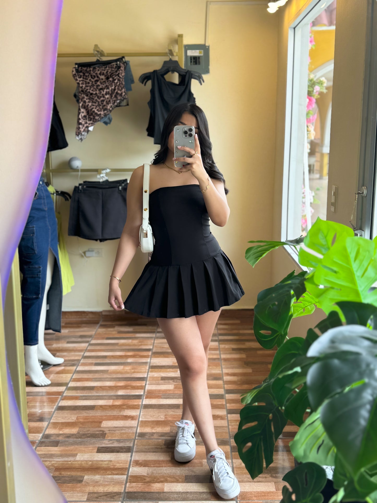 Vestido negro tubo con paletones