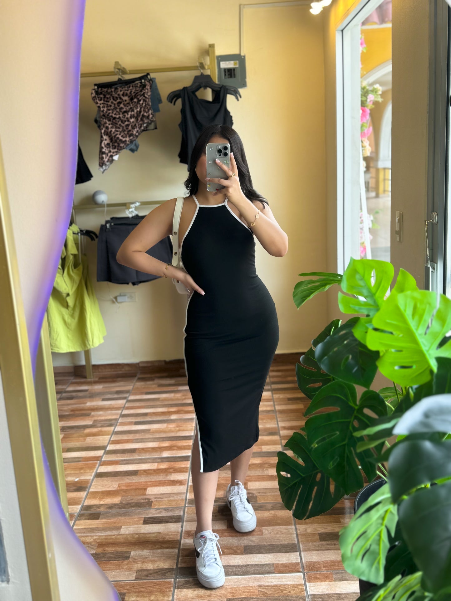 Vestido negro con contorno blanco