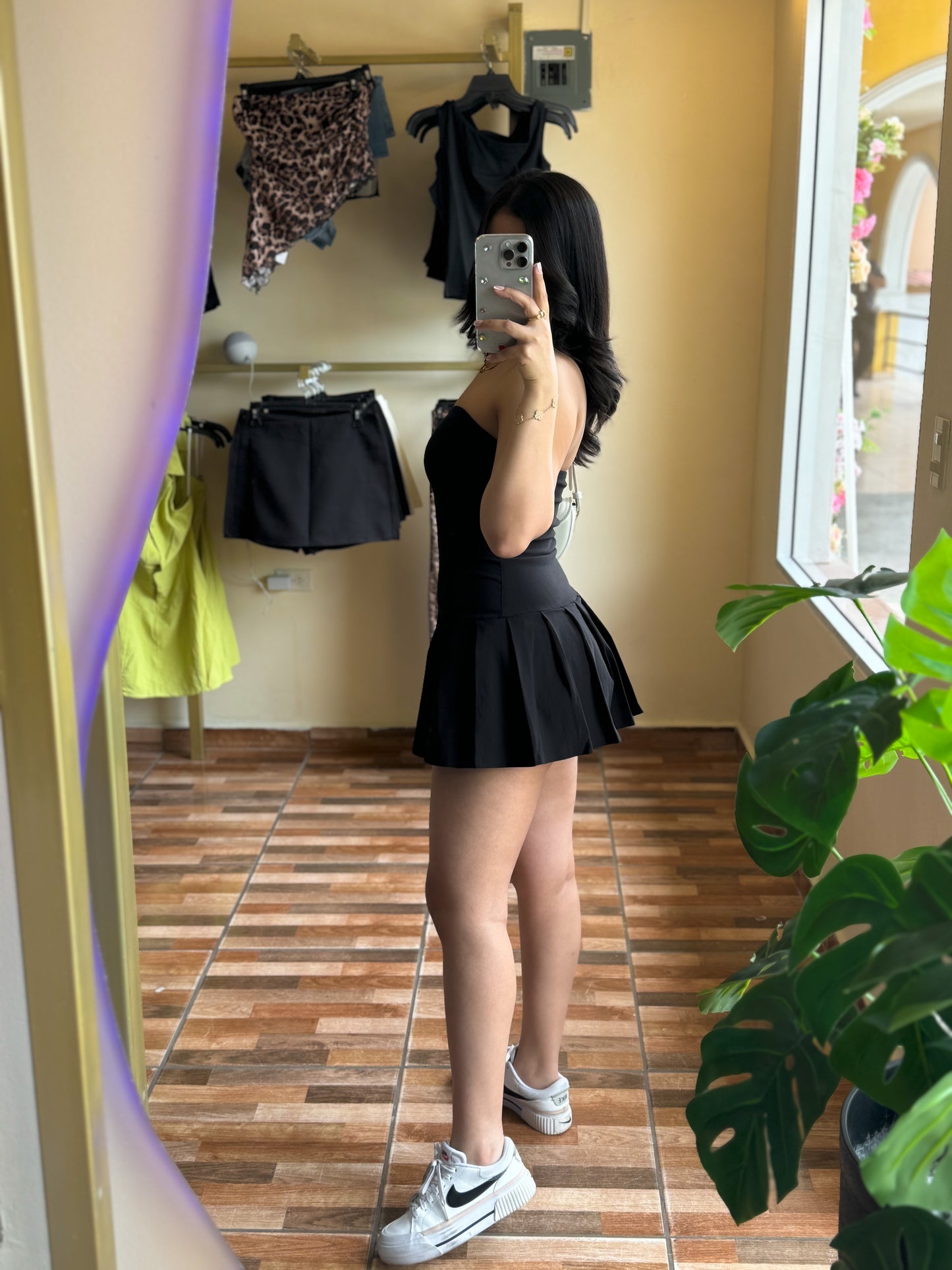 Vestido negro tubo con paletones