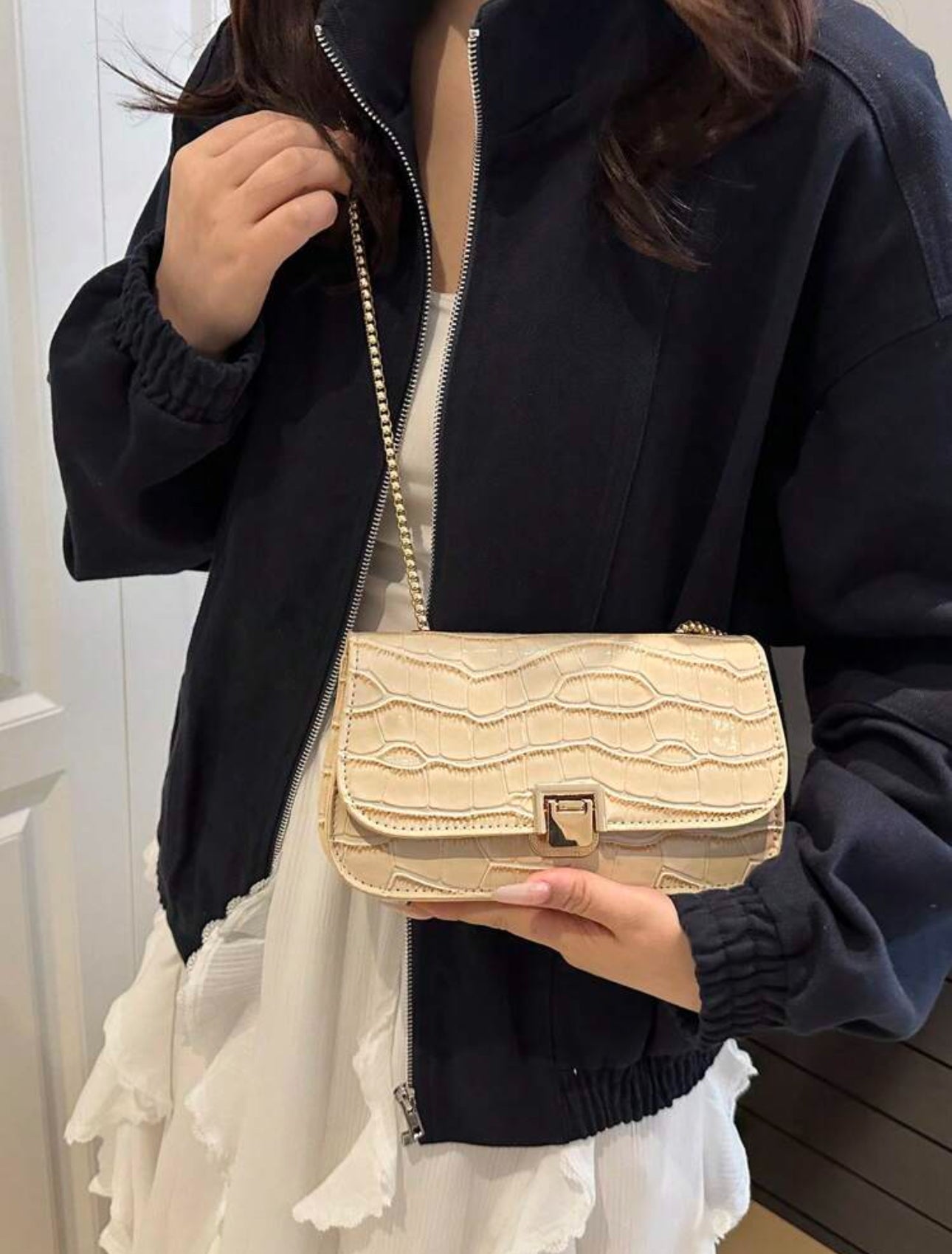 Cartera cadena dorada