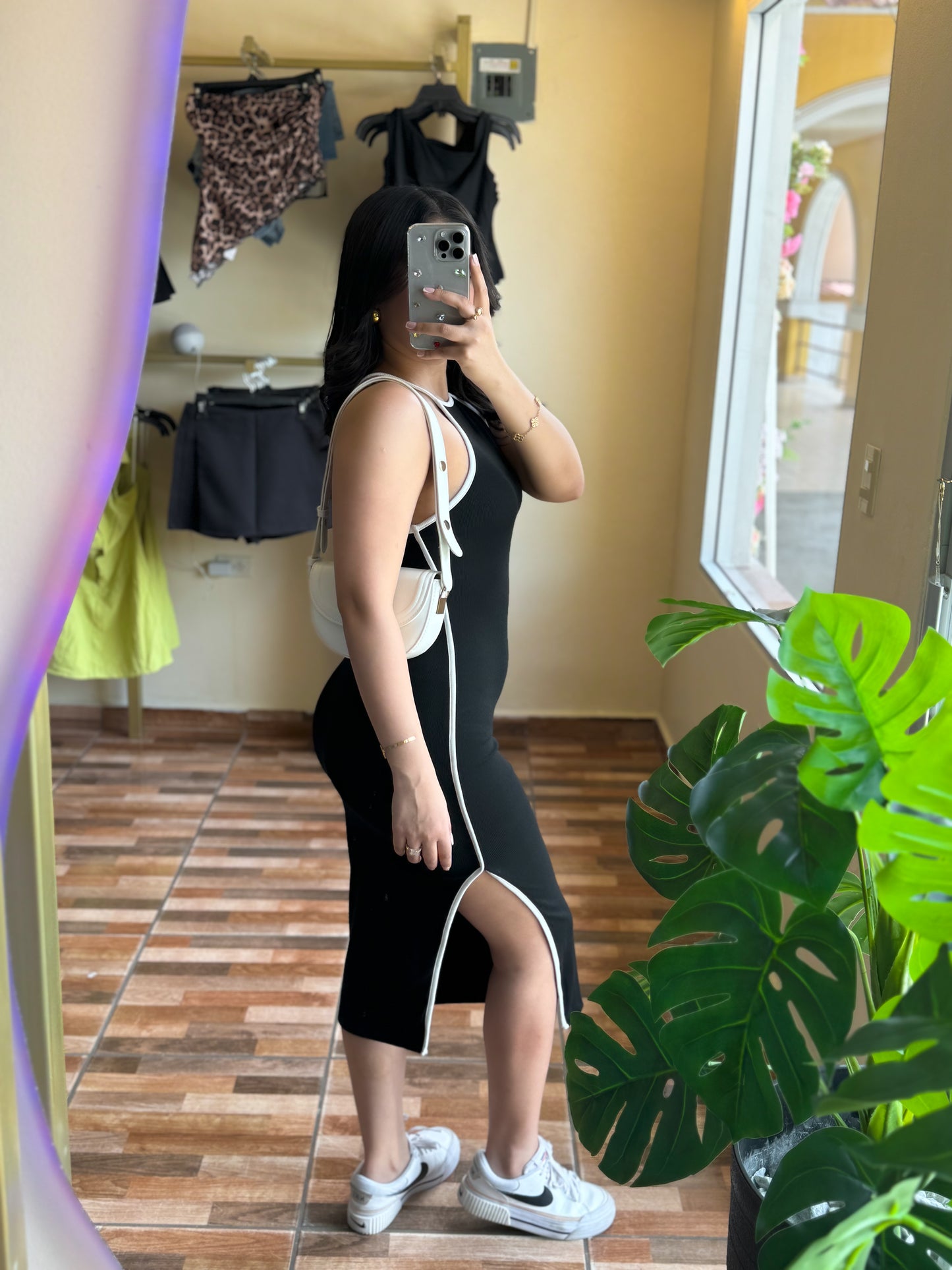 Vestido negro con contorno blanco