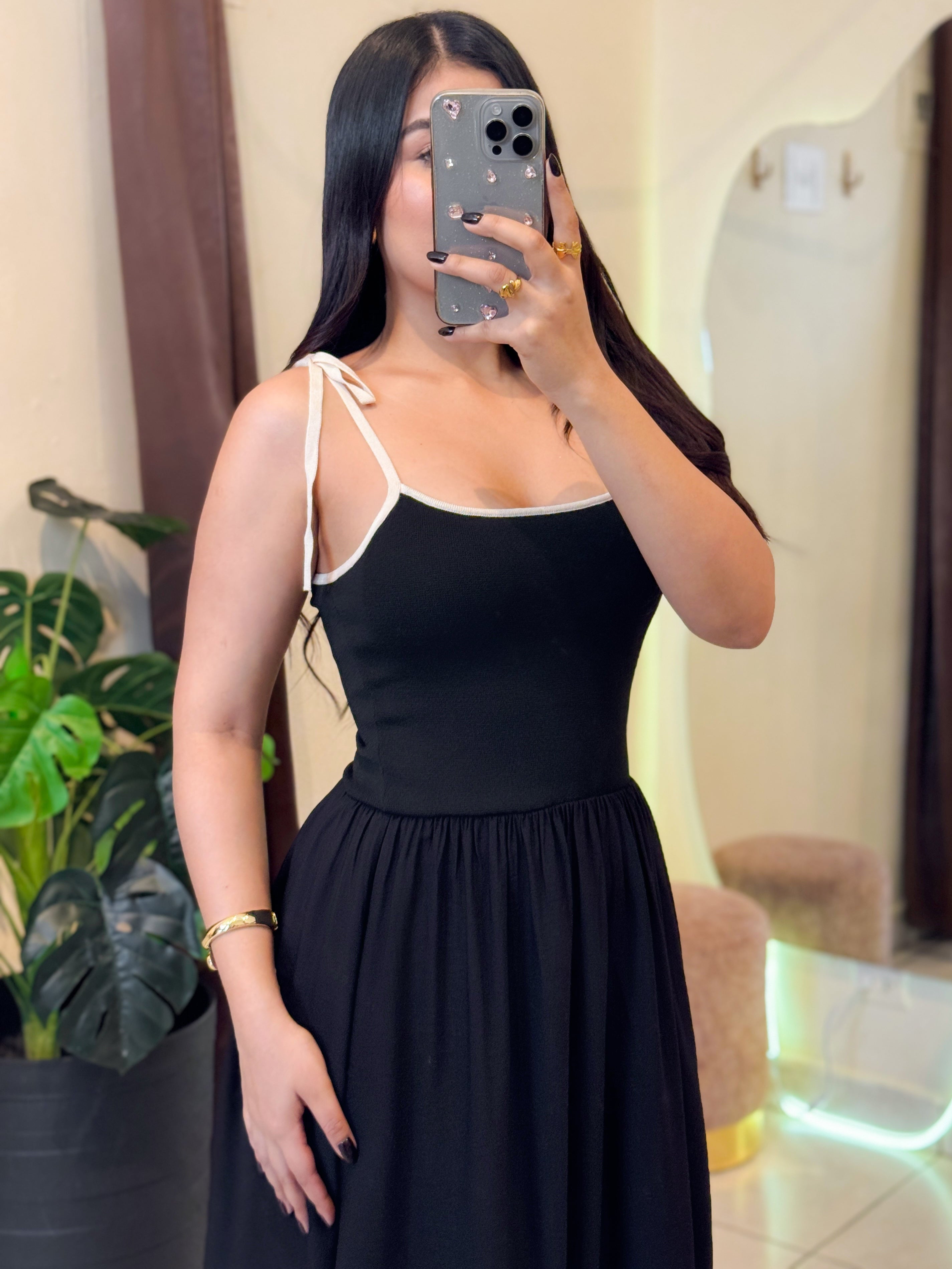 Vestido midi negro cordones blancos