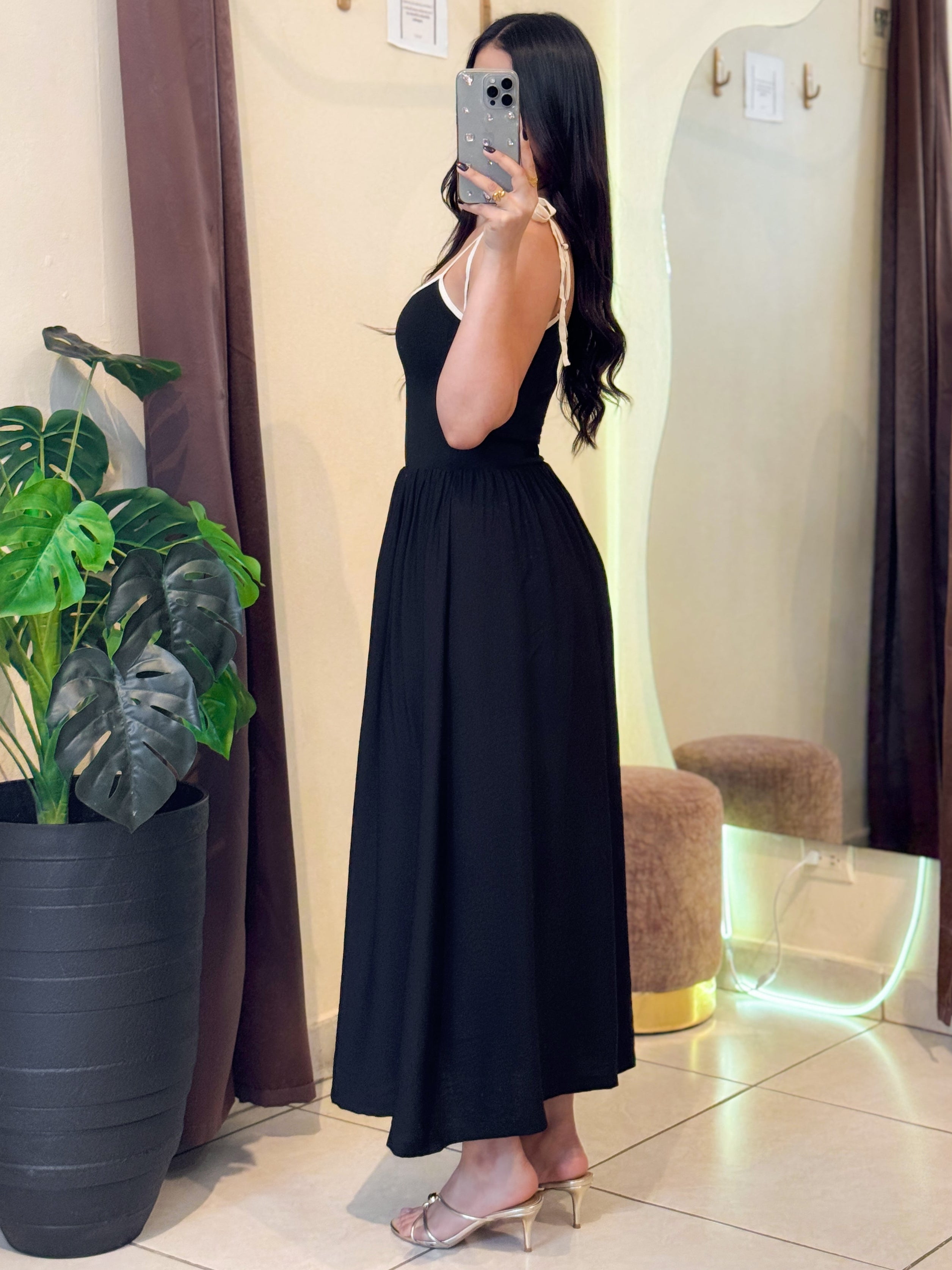 Vestido midi negro cordones blancos