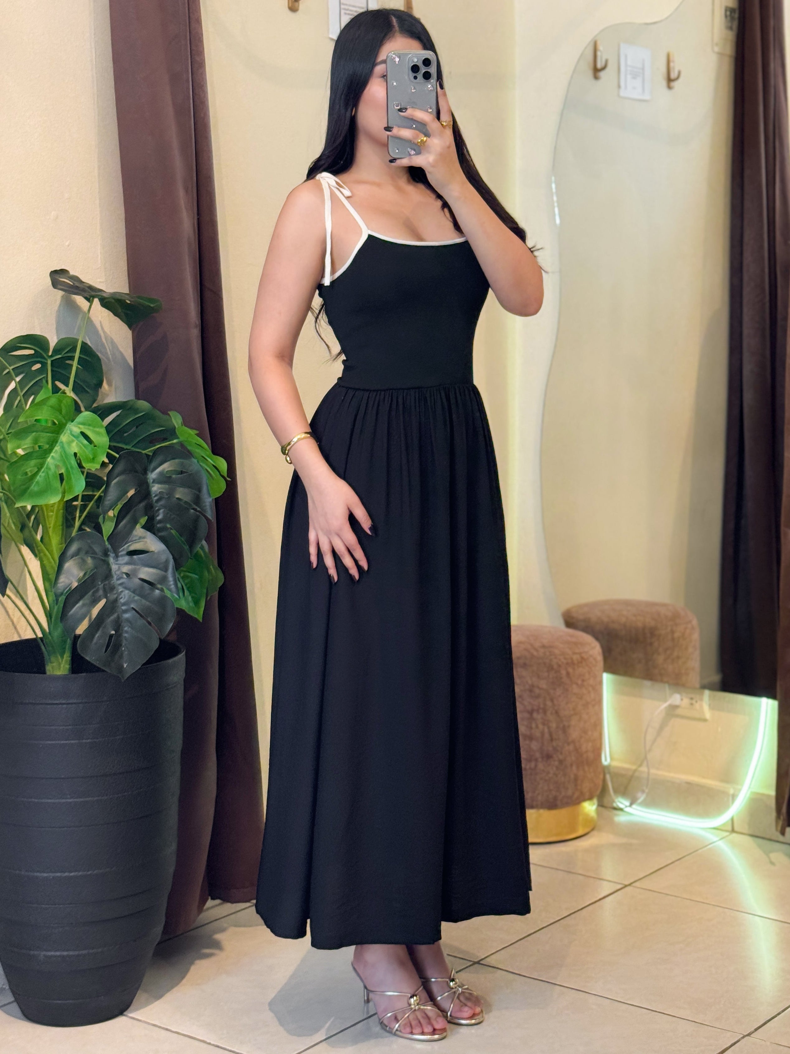 Vestido midi negro cordones blancos