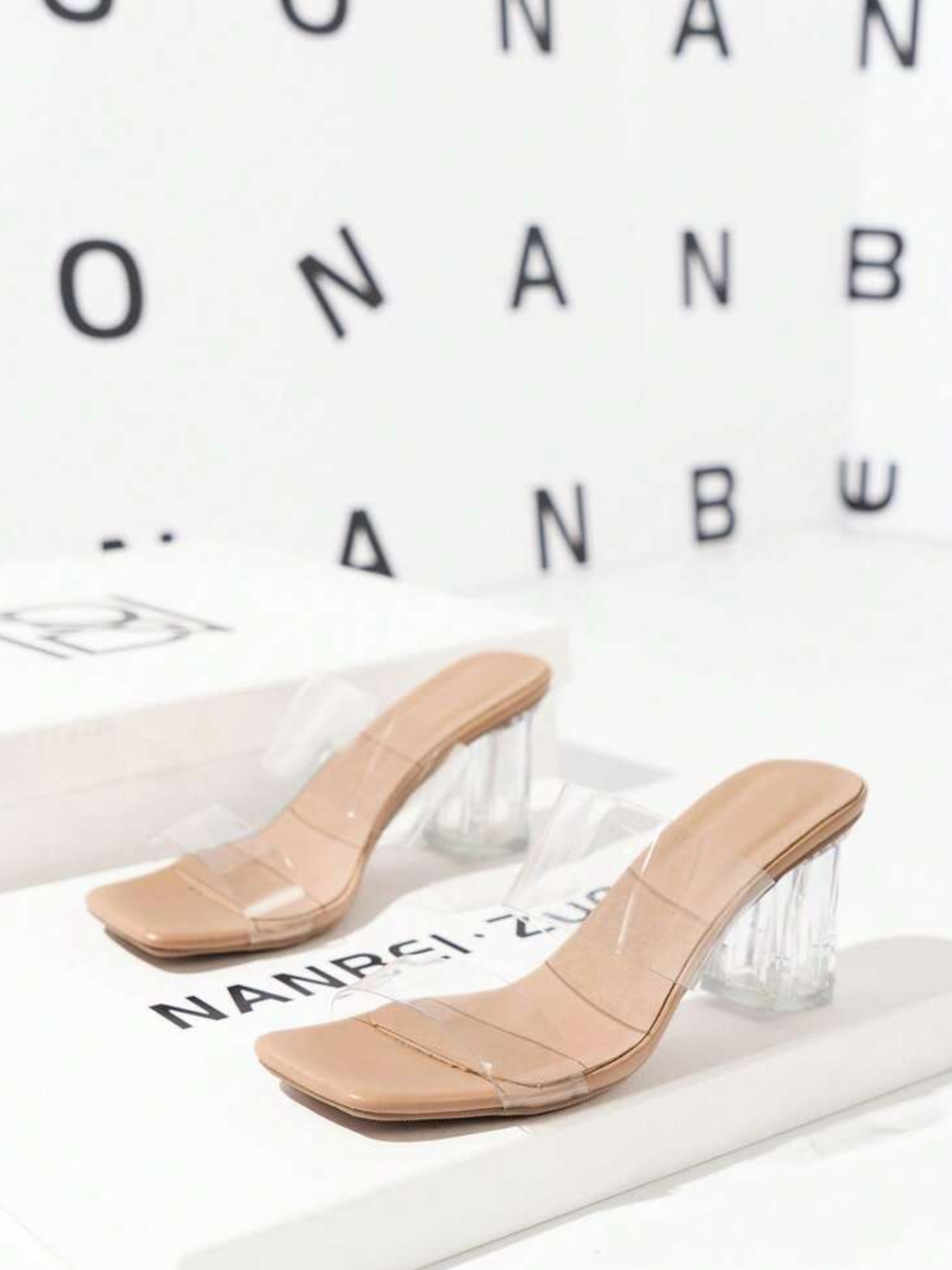 Tacones transparentes