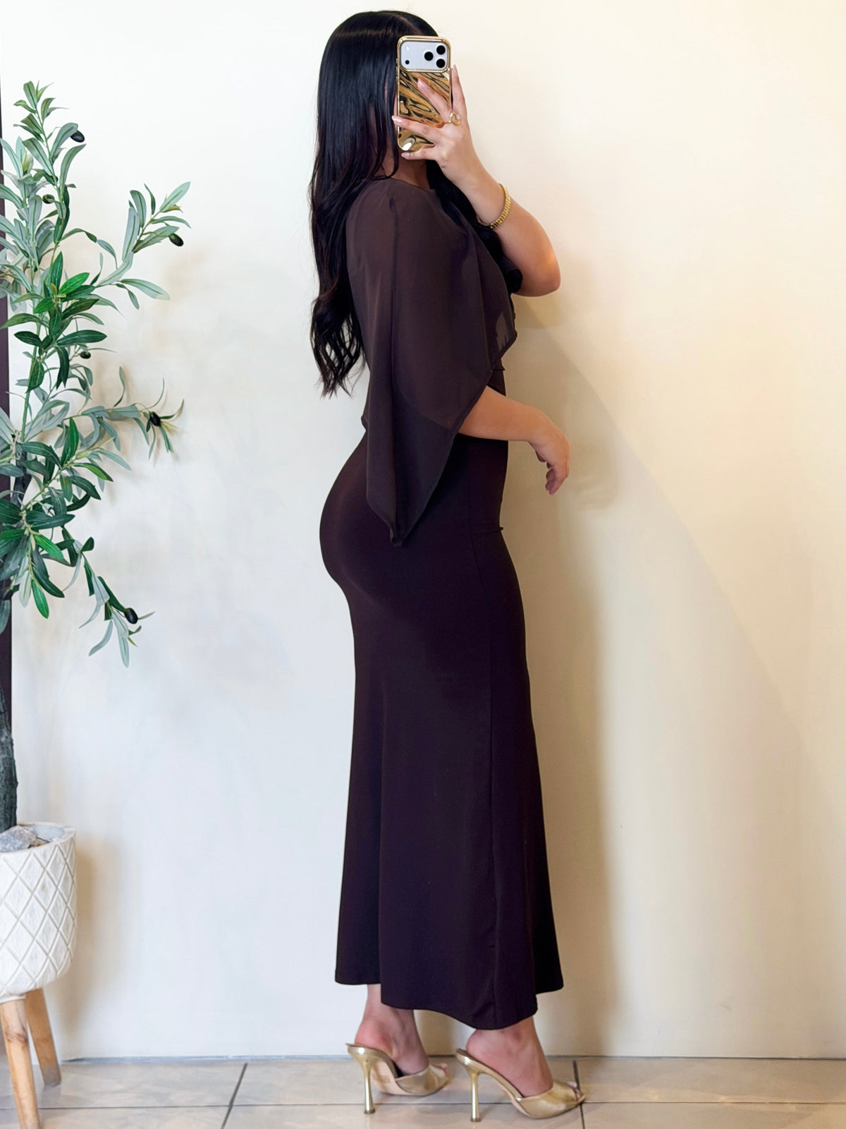 Maxi vestido café con capa