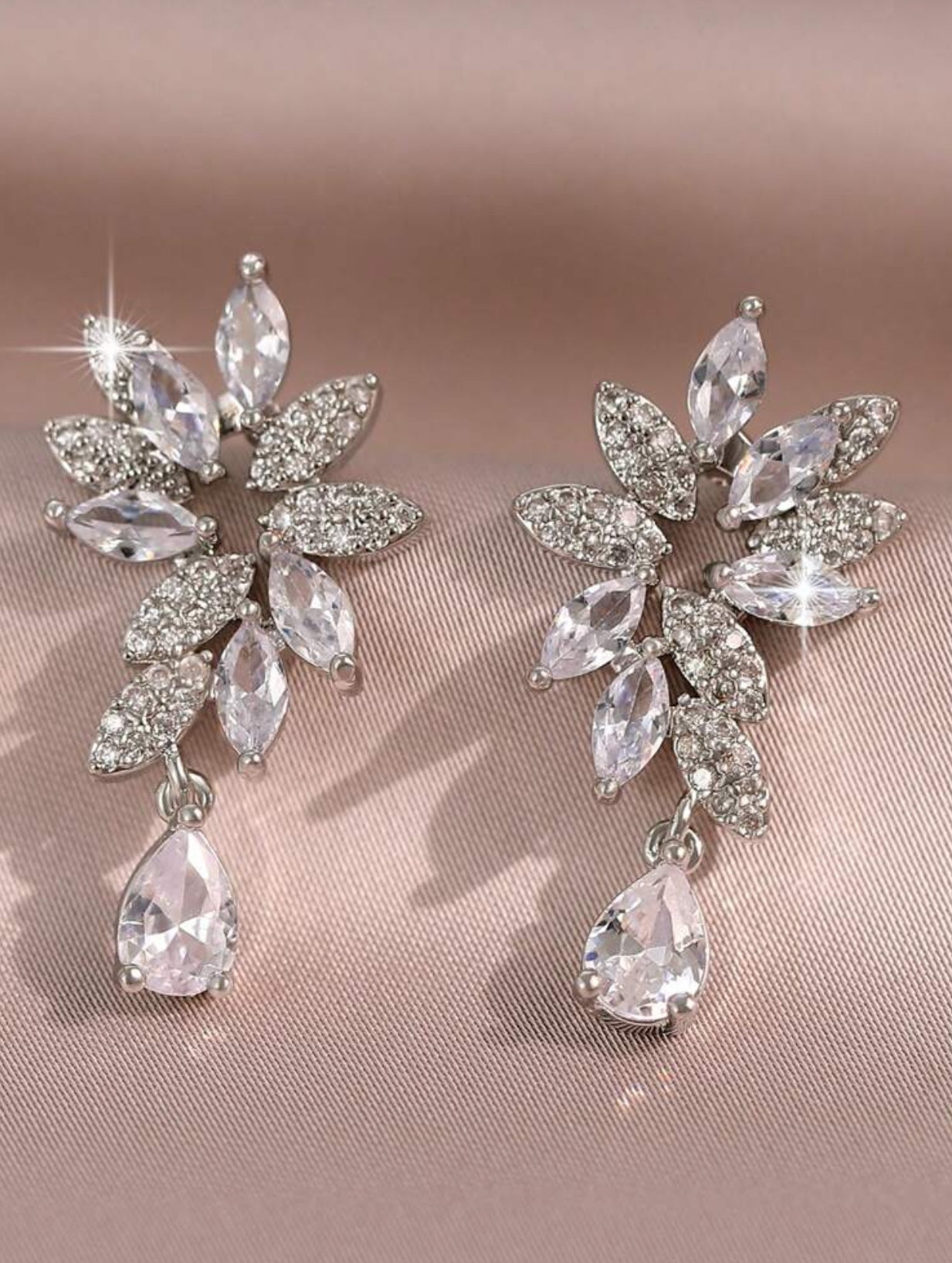 Aretes plateados brillantes