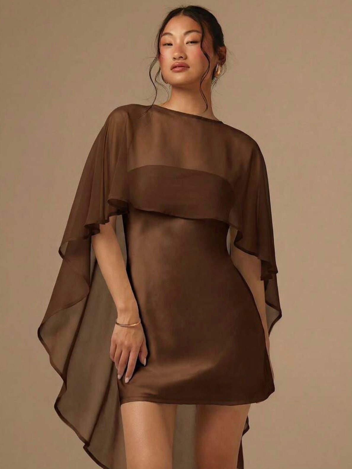 Mini vestido satin con capa marrón