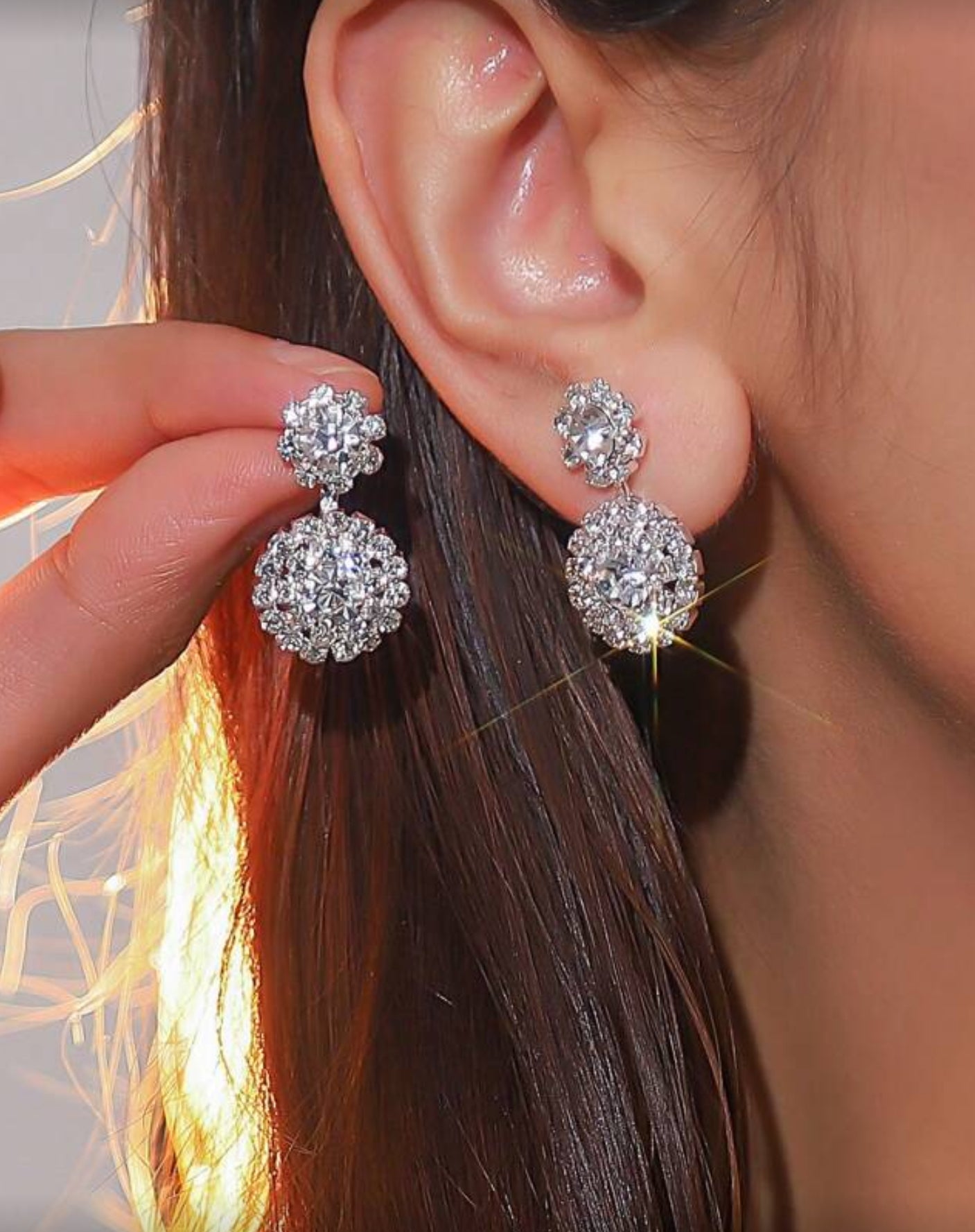 Aretes plateados brillantes