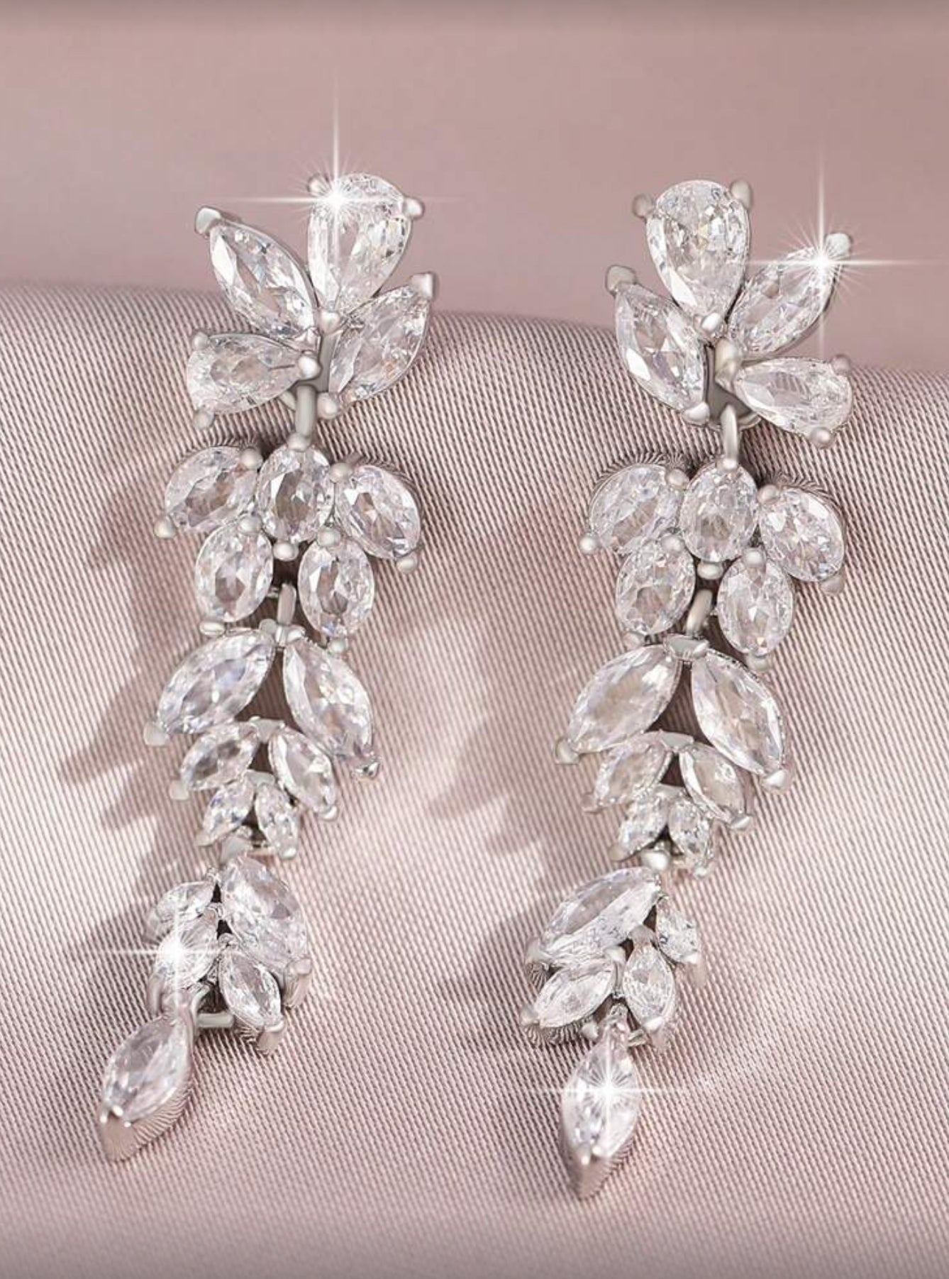 Aretes plateados brillantes